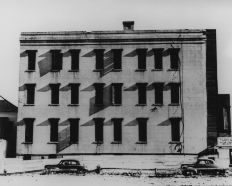 Το Mahogany Hall ήταν ένα από τα μεγαλύτερα και δημοφιλέστερα πορνεία στο Storyville Διέθετε 40 γυναίκες 15 υπνοδωμάτια και 5 αίθουσες υποδοχής
