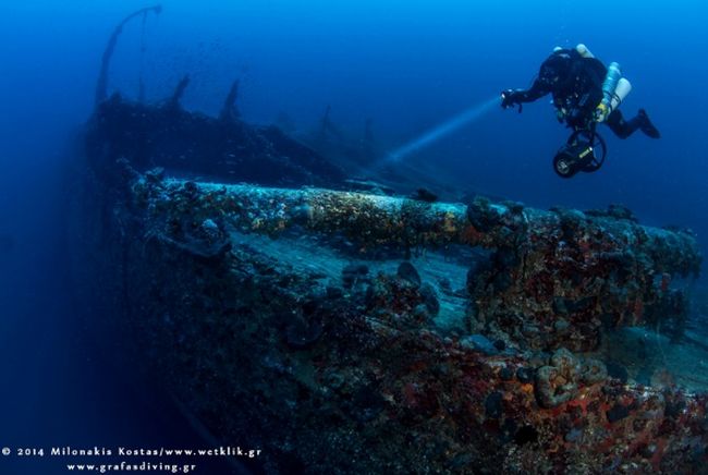 Το αριστερό πρυμναίο πυροβόλο των 140 χιλ.. (© Kostas Milonakis