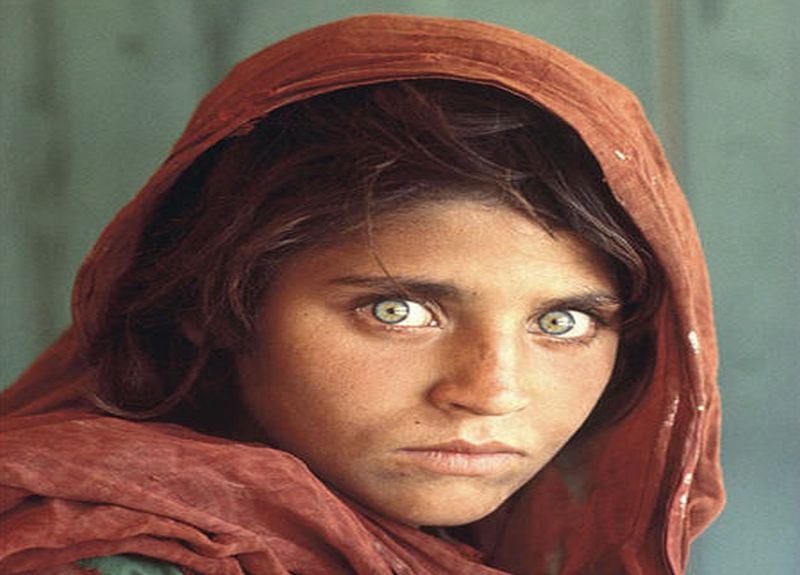 “Η Μόνα Λίζα του αφγανικού πολέμου” έγινε διάσημη στη Δύση από ένα εξώφυλλο, αλλά αγνοούσε ότι έγινε σύμβολο των καταπιεσμένων γυναικών