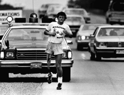 Έτρεξε 143 μέρες ασταμάτητα με ένα πόδι και διήνυσε 5.373 χιλιόμετρα. Σταμάτησε τον μαραθώνιο επειδή πέθαινε, αλλά έγινε εθνικός ήρωας και “έσωσε” χιλιάδες ζωές. Αυτή είναι η ιστορία του υπέροχου Τέρι Φοξ