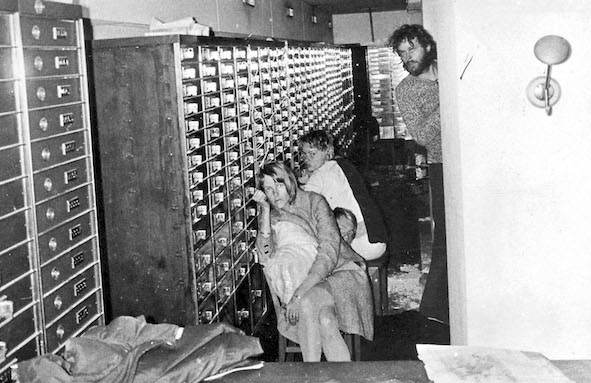 TO GO WITH "Sweden-psychology-kidnapping,FEATURE" BY SOREN BILLING (FILES)-- A filemtx photo taken on August 23, 1973 shows four employees of the Kreditbanken bank on Norrmalmstorg square in Stockholm taken hostage in the bank's vault. The police took the photo by lowering a camera through a hole which was drilled in the roof of the vault. Forty years after a Swedish hostage drama gave rise to the term "Stockholm Syndrome", the phenomenon is still being used, and misused, to explain the reactions of kidnap victims. But one man knows exactly how it works. Jan-Erik Olsson remembers clearly the strange things that happened after he walked into a bank in the Swedish capital on August 23, 1973, pulled out a submachine gun and took four employees hostage. AFP PHOTO / SCANPIX SWEDEN / EGAN-POLISEN --SWEDEN OUT--