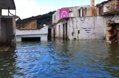 Το χωριό της Κρήτης που αρνείται να βυθιστεί στην τεχνητή λίμνη. Δείτε πώς το νερό “πνίγει” τα σπίτια σε ένα υπέροχο βίντεο από ψηλά