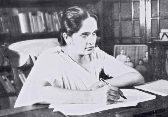 Η πρώτη γυναίκα στον κόσμο που έγινε πρωθυπουργός, στη θέση του συζύγου της που δολοφονήθηκε. Η εκπληκτική ιστορία της Μπανταρανάικε, που κυβέρνησε 3 φορές τη Σρι Λάνκα και αντιμετώπισε μια μεγάλη εξέγερση