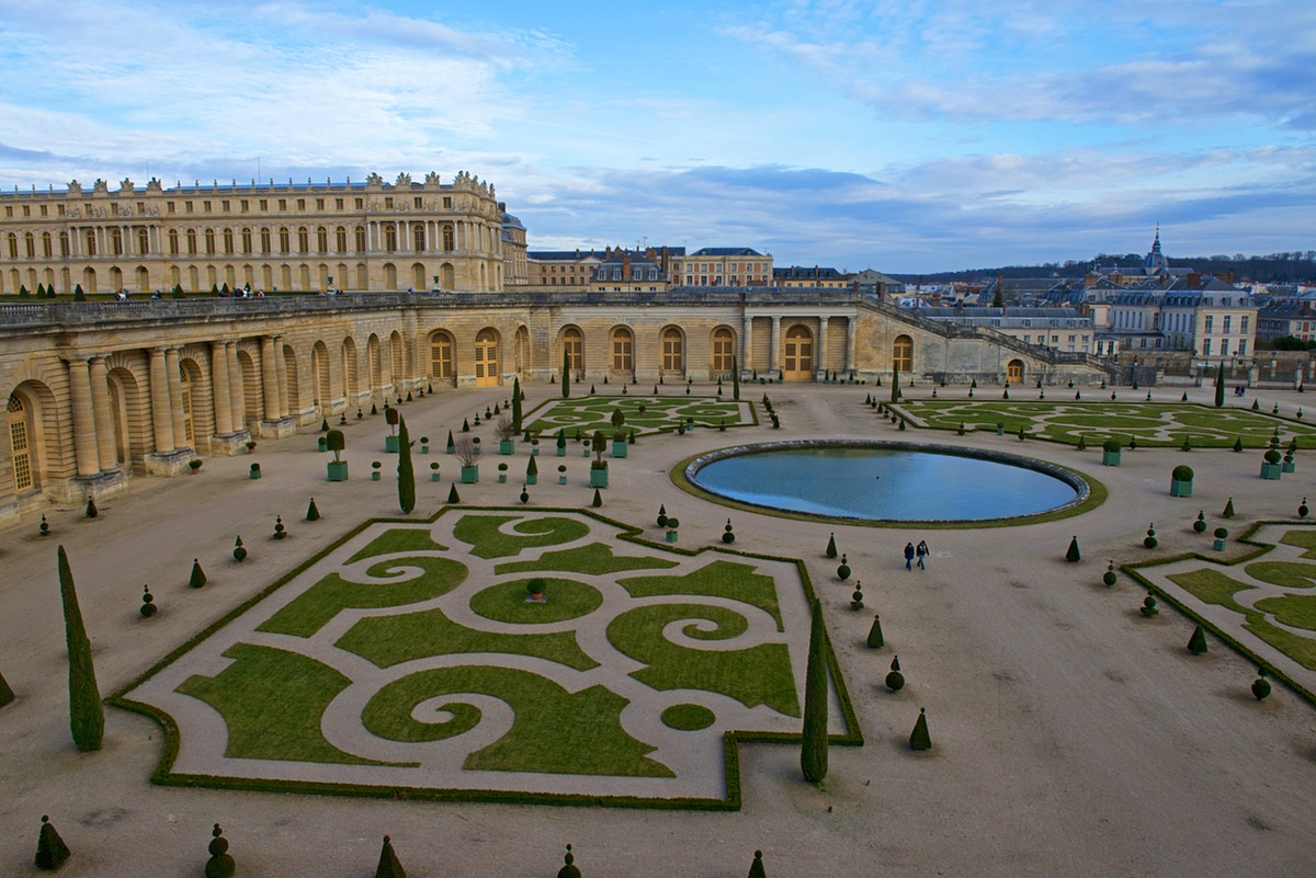 Ξέρετε πώς δημιουργήθηκε το παλάτι στις Βερσαλίες; Το έχτισε ο Λουδοβίκος ΙΔ΄ όταν ζήλεψε το εντυπωσιακό σπίτι του υπουργού Οικονομικών του, τον οποίο φυλάκισε για 2 δεκαετίες