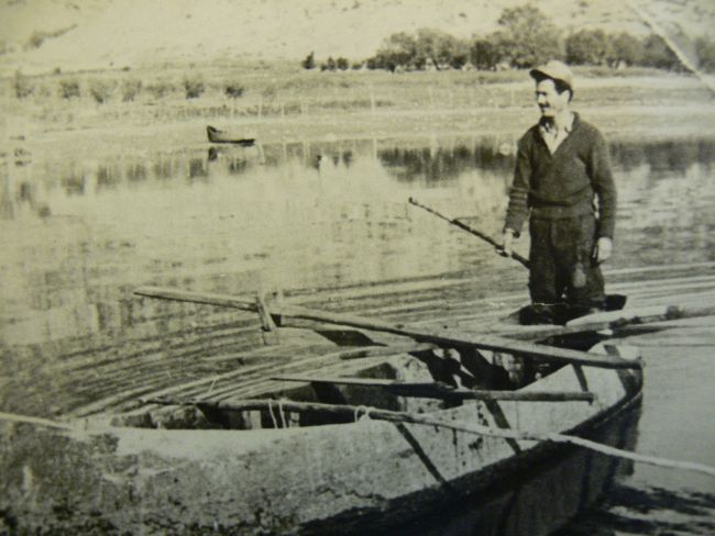 Ψαράς στις όχθες της λίμνης Κάρλας, φωτογραφία Μάκης Εξαρχόπουλος