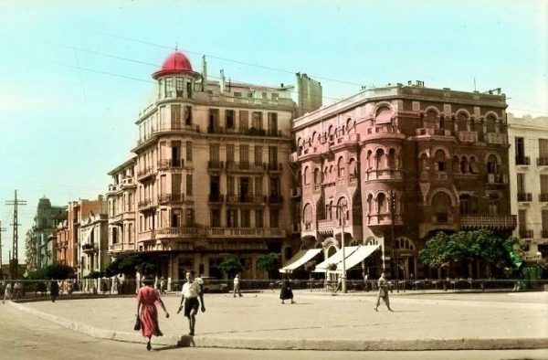 Οδός Ερμού, κοντά στην εκκλησία της Αγίας Σοφίας. Στα αριστερά το επιβλητικό ‘κόκκινο σπίτι – Μέγαρο Λόγγου’ .