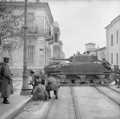 Η συγκλονιστική αφήγηση αυτόπτη μάρτυρα για τη μάχη του Μεταξουργείου, την πιο αιματηρή των Δεκεμβριανών. Η καταστροφή των βρετανικών αρμάτων και η εν ψυχρώ εκτέλεση των αιχμαλώτων ανταρτών