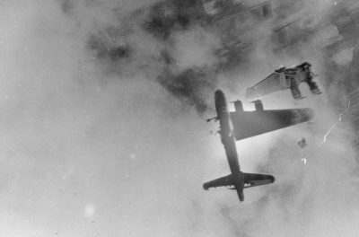 Η στιγμή που το “ιπτάμενο φρούριο” των Αμερικανών χάνει το φτερό του από γερμανικά πυρά στα 20 χιλ. πόδια. Πώς ο πιλότος κατάφερε να επιβιώσει