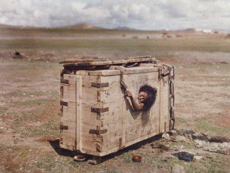 Η γυναίκα στην φωτογραφία καταδικάστηκε σε θάνατο με τη μέθοδο της “περιτείχισης” το 1913. Σύντομα θα της επιτεθούν τα όρνεα! Οι φυλακές-φέρετρα της Μογγολίας