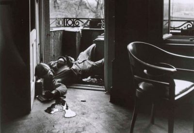 Ο τελευταίος νεκρός του Β’ Παγκόσμιου Πολέμου έπεσε από σφαίρα γερμανού ελεύθερου σκοπευτή. Τον κατέγραψε ο πολεμικός φωτογράφος Κάπα και έκανε τον γύρο του κόσμου μέσω του περιοδικού “Life”