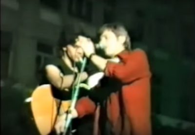 Σπάνιο βίντεο από τη συναυλία του Παύλου Σιδηρόπουλου κατά του νέφους στην πλατεία Κοραή το 1987. Η μοναχική πορεία του “πρίγκιπα” της ελληνικής ροκ, που αγαπήθηκε από το ευρύ κοινό μετά θάνατον