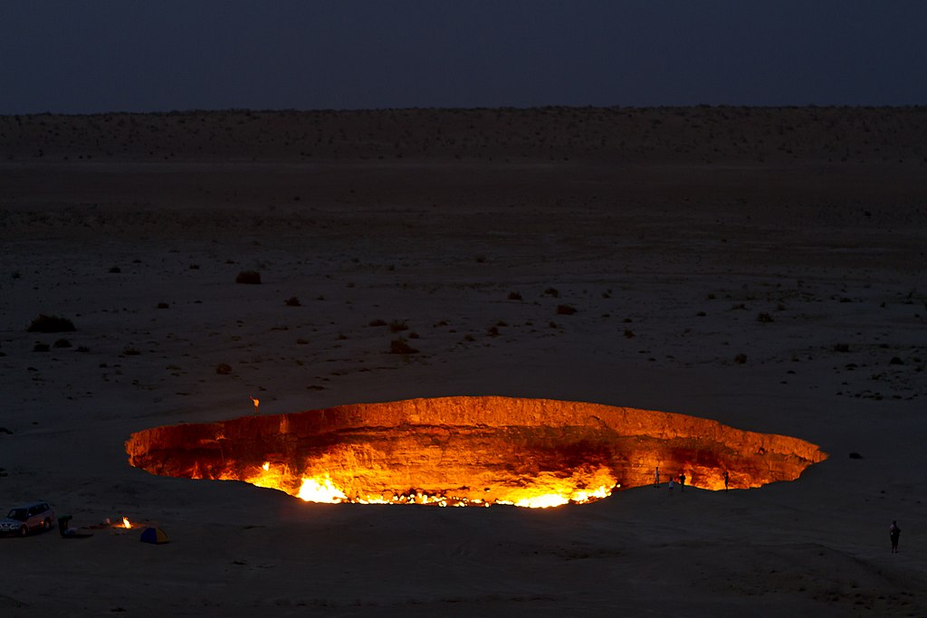 Ο τεράστιος κρατήρας με τις φωτιές που καίνε επί 49 χρόνια. Τον αποκαλούν «Πύλη της Κολάσεως» και δημιουργήθηκε κατά λάθος από επιστήμονες που έψαχναν πετρέλαιο. Προσελκύει χιλιάδες ταξιδιώτες (βίντεο)