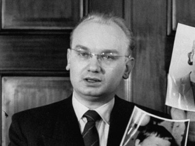 Ο αξιωματικός της KGB που αρνήθηκε να σκοτώσει τον αρχηγό αντικομμουνιστικής οργάνωσης και του αποκάλυψε το μυστικό. Ζήτησε άσυλο στις ΗΠΑ και κινδύνευσε να πεθάνει από δηλητήριο στον καφέ