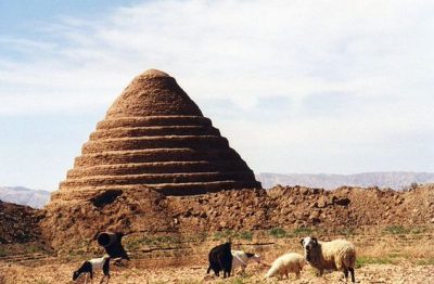 Γιατί οι Πέρσες έχτισαν κωνοειδή κτίσματα καταμεσής της ερήμου; Τα αποκαλούσαν “σπίτια του πάγου” και ήταν κατασκευασμένα από τρίχα κατσίκας, ασπράδια αυγών, στάχτη, άμμο και πηλό