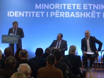 “Λησμονήσατε ότι στις φυλακές του Χότζα η ελληνική γλώσσα ανταγωνίζονταν επάξια την αλβανική”. Η ομιλία του Έλληνα καθηγητή από το Αργυρόκαστρο για τη μειονότητα μπροστά στον Αλβανό πρωθυπουργό