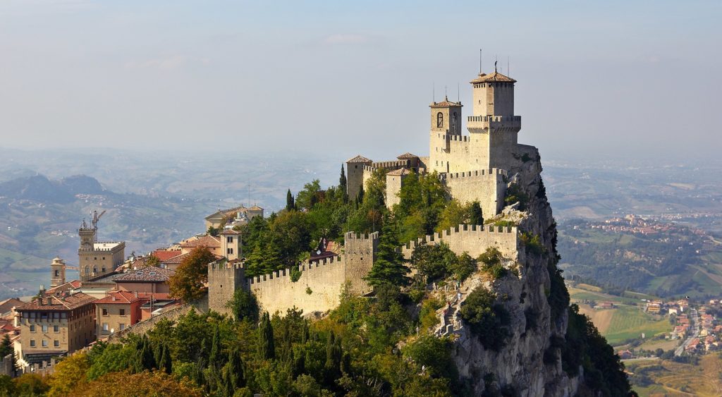 Ποιο είναι το παλαιότερο και από τα μικρότερα κράτη του κόσμου με δημοκρατική διακυβέρνηση. Ιδρύθηκε από έναν λιθοξόο που διωκόταν για την χριστιανική του πίστη