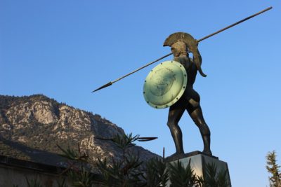 Οι οπλίτες στην αρχαία Ελλάδα που θεωρούσαν τιμή τους τη στρατιωτική θητεία. Προέρχονταν από την τάξη των ελεύθερων πολιτών και ο εξοπλισμός τους ζύγιζε 27 κιλά