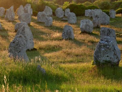 Το μυστήριο με τις χιλιάδες πέτρες που στέκονται στοιχισμένες σε ομάδες. Ο θρύλος με τους μαρμαρωμένους παγανιστές που καταδιώχθηκαν