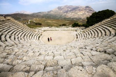 Quiz. Πόσο καλά γνωρίζετε το αρχαίο ελληνικό θέατρο; Σε ποια τραγωδία πρωταγωνιστούν οι γιοι του Οιδίποδα και ποιος ποιητής πολέμησε στη μάχη του Μαραθώνα;