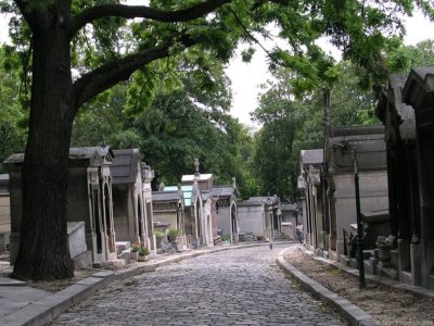 Το νεκροταφείο όπου έχουν αναπαυθεί ο Μόρισον, ο Όσκαρ Ουάιλντ, ο Μολιέρος, ο Σοπέν και άλλοι διάσημοι καλλιτέχνες και πολιτικοί