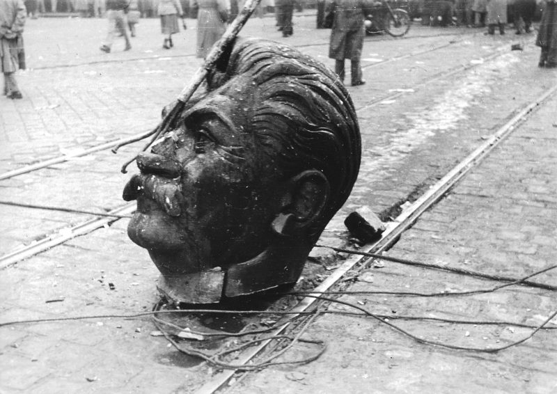«Κυλούσαν δάκρυα από την οργή και την αδυναμία». Όταν οι διαδηλωτές αποκαθήλωσαν το άγαλμα του Στάλιν στη Βουδαπέστη κατά την ουγγρική εξέγερση. Τι έγραφε η ταμπέλα που έβαλαν στο στόμα του