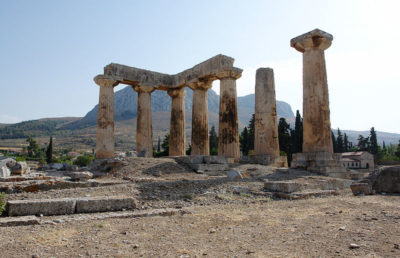 Δείτε από ψηλά την αρχαία Κόρινθο, την πλουσιότερη πόλη της αρχαιότητας. Ιδρύθηκε από τον Σίσυφο και εκεί κατασκευάστηκε η πρώτη τριήρης