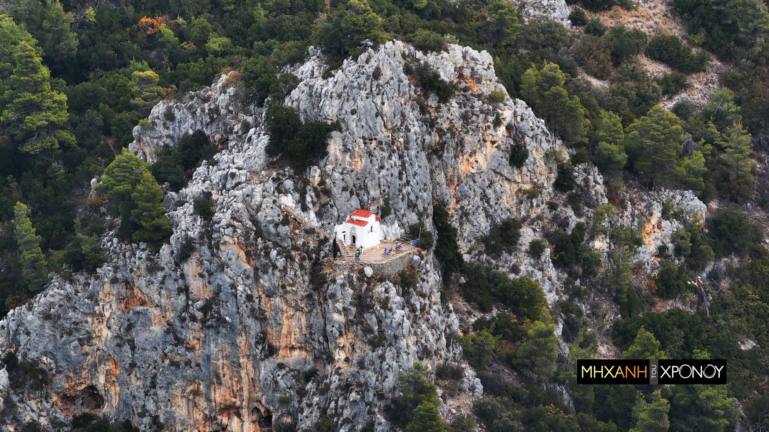 Το εντυπωσιακό εκκλησάκι της Αττικής που θυμίζει Μετέωρα. Το έχτισαν οι πιστοί σε ένα γκρεμό πριν από 800 χρόνια (φωτο & βίντεο)