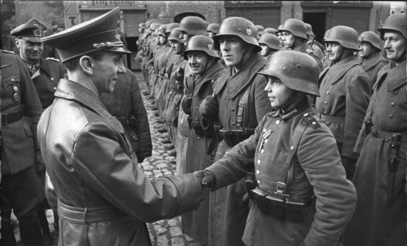 Ποιος ήταν ο ανήλικος Γερμανός που συγχαίρει ο Γκέμπελς και δίνει αναφορά στον Χίτλερ. Έζησε μέχρι το 2010