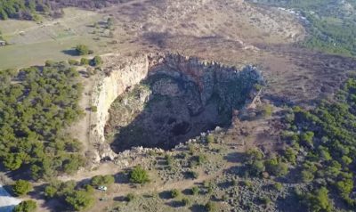 Πού βρίσκεται το “Χάος” στην Αττική. Ο “κρατήρας” που έχει σχήμα καρδιάς και ο θρύλος τον συνδέει με την πτώση μετεωρίτη. Εντυπωσιακή πτήση drone