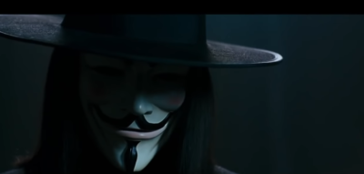 “V for Vendetta”. Ποιος ηθοποιός κρυβόταν πίσω από τη μάσκα και γιατί ο συγγραφέας του βιβλίου χαρακτήρισε το σενάριο σκουπίδι