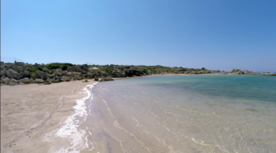 Πού βρίσκεται η «Άσπρη λίμνη» στην Ελλάδα; Είναι κοντά σε δημοφιλή τουριστικό προορισμό και περιβάλλεται από φοίνικες