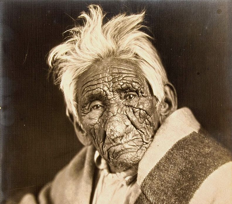 Ο ρυτιδιασμένος Ινδιάνος που λέγεται ότι πέθανε 137 ετών. Πολέμησε τους Σίου αλλά ποτέ εναντίον των λευκών. Παντρεύτηκε 8 φορές