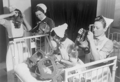 Γιατί οι Βρετανίδες νοσοκόμες φορούσαν μάσκες στα μωρά; Κάλυπταν σχεδόν ολόκληρο το σώμα και έμοιαζαν με κούνια. Ποιες παρενέργειες εγκυμονούσαν για τα βρέφη