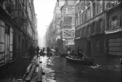 Οι 35 μέρες που το Παρίσι έγινε… Βενετία. Οι κάτοικοι μετακινούνταν με βάρκες και αυτοσχέδιες γέφυρες από καδρόνια και καρέκλες. Φωτογραφίες