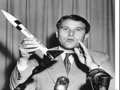 Ο επιστήμονας που δημιούργησε τους πυραύλους V2 για τους Ναζί και έστειλε τον πρώτο άνθρωπο στη Σελήνη για τους Αμερικάνους. Βέρνερ Φον Μπράουν, από τον Χίτλερ στις ΗΠΑ