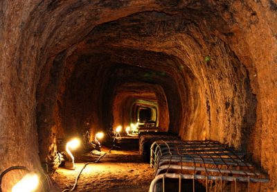 Το θαύμα της αρχαιοελληνικής μηχανικής. Πώς ο αρχιτέκτονας Ευπαλίνος έσκαψε ένα τούνελ 2,5 χλμ, ξεκινώντας από δύο αντίθετες πλευρές που συναντήθηκαν χωρίς καμία απόκλιση (drone)