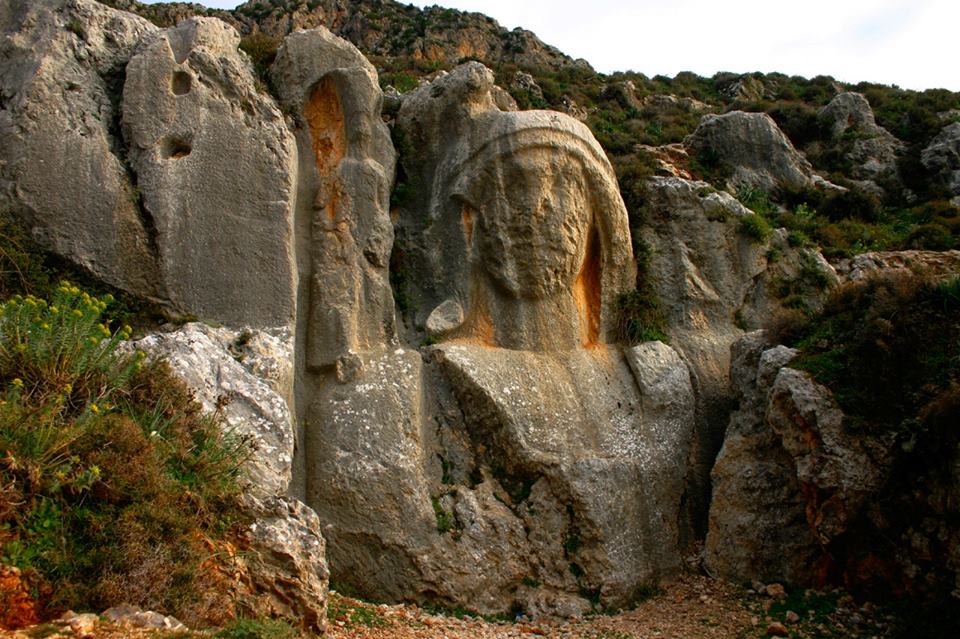 Η αινιγματική μορφή που σμιλεύτηκε στον βράχο για να κατευνάσει τον Χάρο. Στην Αντιόχεια της Μικρασίας βασίλεψε ο στρατηγός του Μεγάλου Αλεξάνδρου και αναβίωσε την αυτοκρατορία του