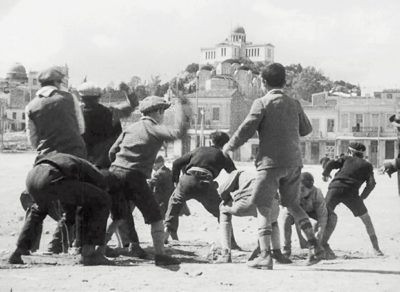 Ο αιματηρός πετροπόλεμος των νέων στην παλιά Αθήνα. Ο ρόλος των βετεράνων “πετροβολιστών” και ο σκληρός ανταγωνισμός μεταξύ Ψυρρή, Εξαρχείων και πλατείας Βάθη