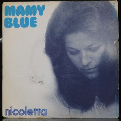 Η δραματική ιστορία πίσω από το τραγούδι “Mamy Blue”, που έγινε παγκόσμια επιτυχία. Αναφέρεται στο αποχαιρετισμό μητέρας και παιδιού. Η τραγουδίστρια γεννήθηκε μετά τον βιασμό της μητέρας της