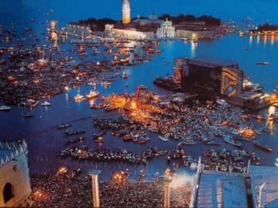 “Παραιτήσου, μετέτρεψες τη Βενετία σε τουαλέτα”. Η συναυλία των Pink Floyd στη Βενετία που έγινε η αιτία να παραιτηθεί ο Δήμαρχος. Δείτε τις εντυπωσιακές φωτογραφίες