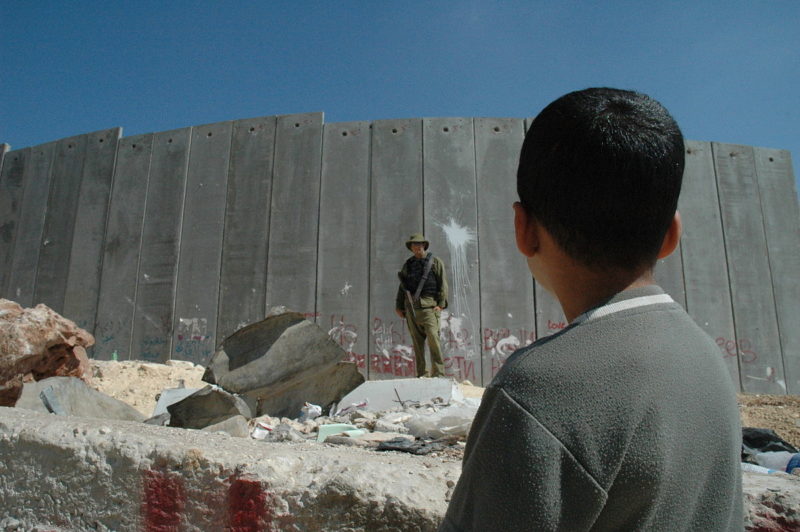 Η Εβραία που δάκρυσε για τον Παλαιστίνιο, ο οποίος έχασε τη μάνα και τον αδελφό του από τον ισραηλινό στρατό. Πώς την αντιμετώπισαν οι συμπατριώτες της