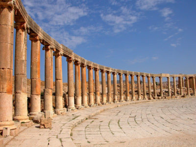 Η αρχαία πόλη της Μέσης Ανατολής που θάφτηκε κάτω από τόνους άμμου. Την ίδρυσε ο Μέγας Αλέξανδρος και κατοικήθηκε από ηλικιωμένους Μακεδόνες. Ανακαλύφθηκε τυχαία από έναν ταξιδιώτη και εντυπωσιάζει