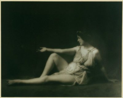 Ισιδώρα Ντάνκαν, η “ξυπόλυτη” χορεύτρια που εμπνεύστηκε από την ελληνική μυθολογία και φωτογραφήθηκε μπροστά από τις Καρυάτιδες. Πνίγηκε από το φουλάρι που μπλέχτηκε στις ρόδες του αυτοκινήτου της