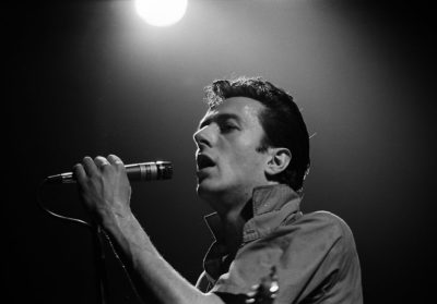 Τζο Στράμερ. Ο πολιτικοποιημένος τραγουδιστής των Clash, που παραλίγο να σκοτώσει στο ξύλο ένα θαυμαστή του. Γιος διπλωμάτη, έμενε σε κοινόβιο και πέθανε στα 50 του
