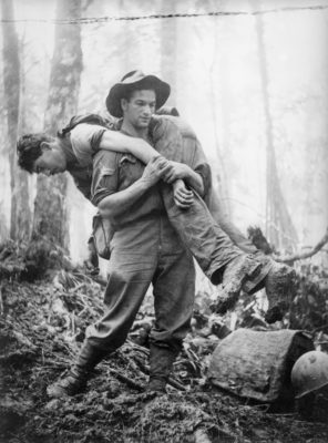 Ο ηρωικός αυστραλός στρατιώτης που έσωζε αμερικανούς τραυματίες στο πεδίο της μάχης. Οι συμπολεμιστές του έβαζαν στοίχημα αν θα επιστρέψει ζωντανός εν μέσω πυρών