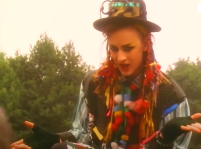 Ο Boy George των Culture Club “τρώει γιαούρτια” στο Rock in Athens το 1985. Η απάντησή του στο κοινό: «κάποιοι είναι και πολύ άνδρες»