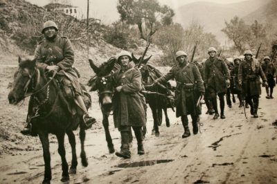 «Τα μάτια του αλόγου μου». Η συγκινητική ιστορία ενός στρατιώτη που έχασε το άλογό του κυνηγώντας Ιταλούς στην Αλβανία