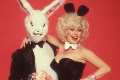 Η φωτογράφιση της Ντόλι Πάρτον ως κουνελάκι του Playboy. Γιατί προκάλεσε σάλο. Τι έλεγε σε συνεντεύξεις της για την επιλογή της