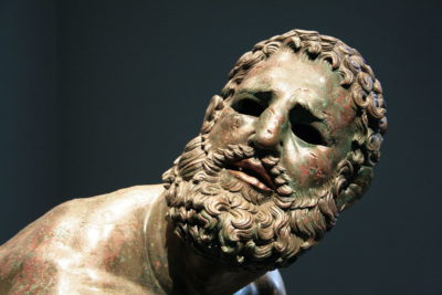 Η μύτη του είναι σπασμένη, τα αυτιά του πρησμένα και το μάτι του μελανιασμένο. Ποιος είναι ο Έλληνας πυγμάχος που απεικονίζεται στο εντυπωσιακό μπρούτζινο αγάλμα του μουσείου της Ρώμης
