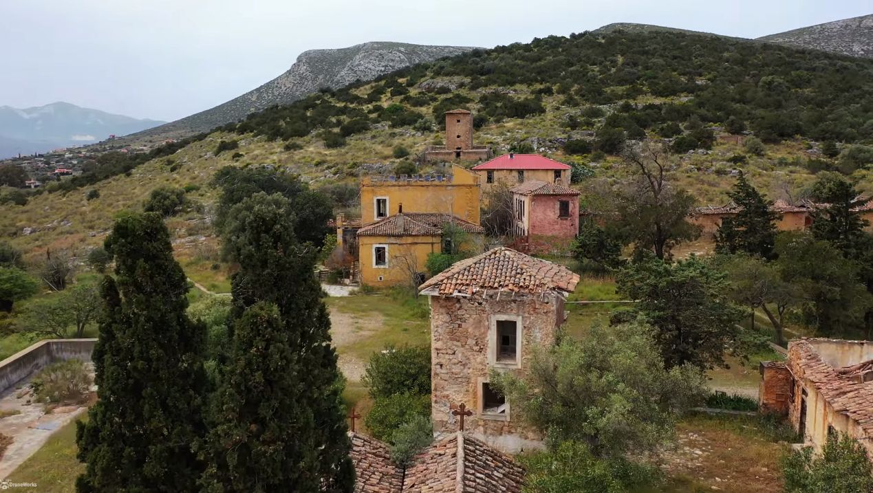 Δείτε από ψηλά το άγνωστο κτήμα Μπενάκη που υπήρξε οθωμανικό τσιφλίκι.  Άκμασε οικονομικά στα ελληνικά χέρια, αλλά σήμερα ρημάζει (drone)